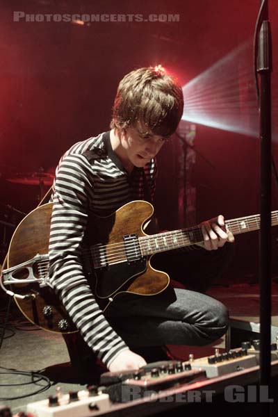 THE RASCALS - 2008-09-05 - PARIS - La Fleche d'Or - Miles Kane